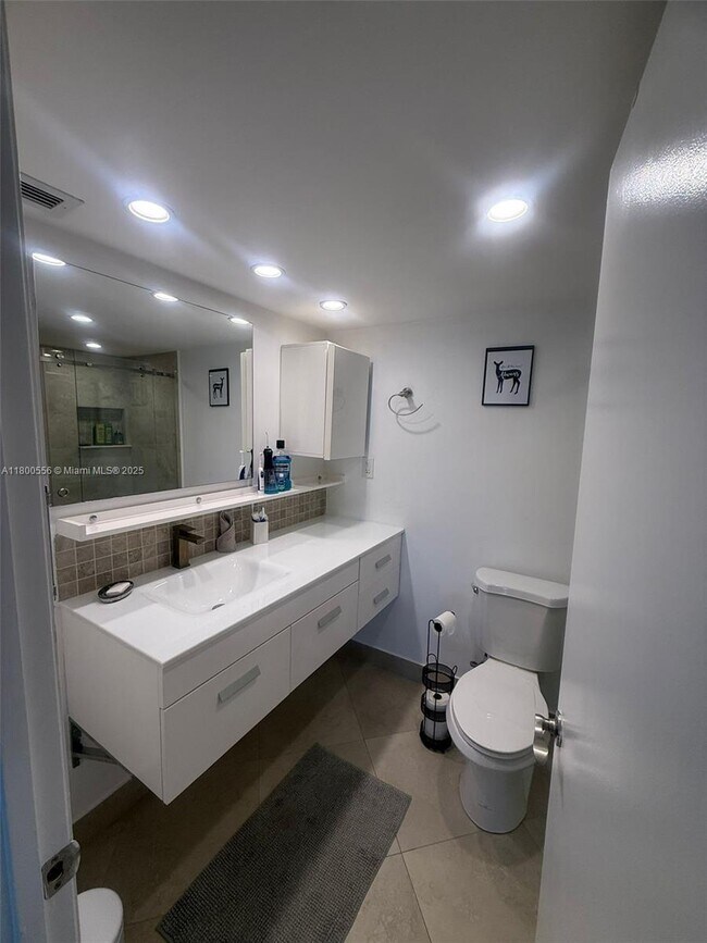 Building Photo - 18021 Biscayne Blvd