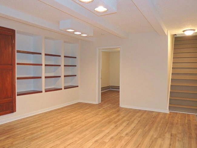 Building Photo - Extraordinary 4 Bedroom 2 Full Bathroom Co...