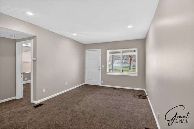 Building Photo - $1250 2 bedroom bungalow