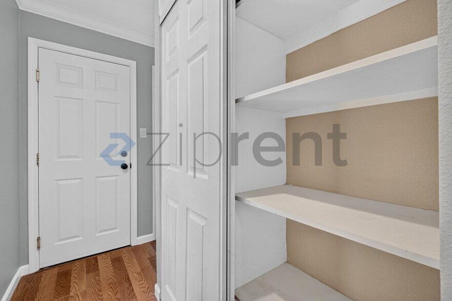 Building Photo - Unit