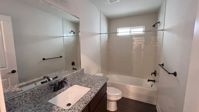 Building Photo - Gorgeous 3-Bed Townhome with Private Yard ...