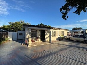 Building Photo - 825 E 9th Ln