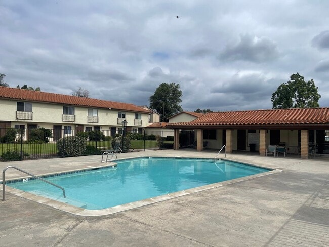 Building Photo - Updated 2 Bedroom, 2.5 Bath Condo Includes 1 Car Garage, 2 parking spots & Washer/ Dryer