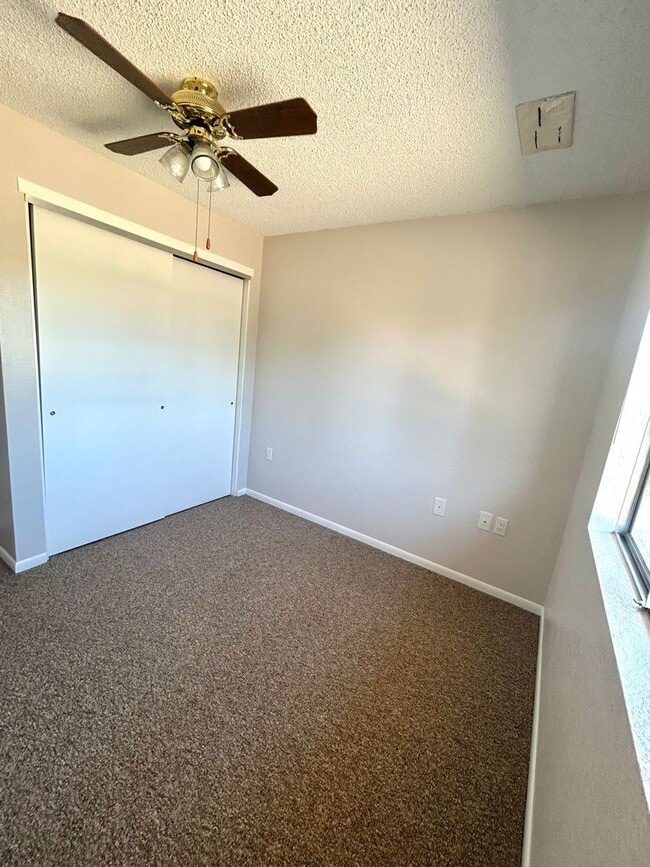 Building Photo - 3 Bedroom/ 2 Bathroom