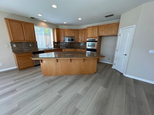 Building Photo - Gorgeous 6 Bedroom, 3 Bath Antioch Home