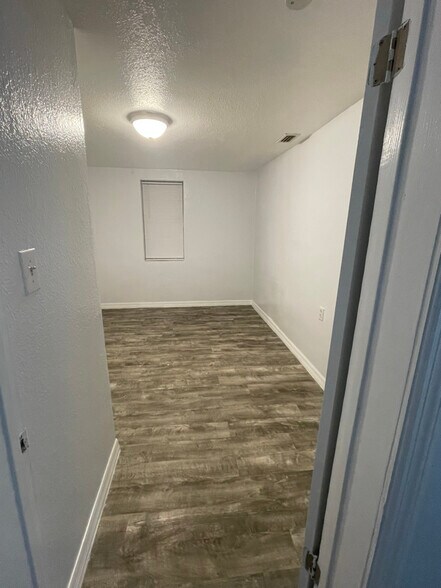 Building Photo - 1335 E Bay St