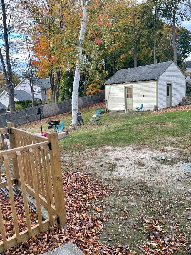 Building Photo - Delightful Townhome Style Apartment in Historic Fruit Hill. 2 Floors of Living!