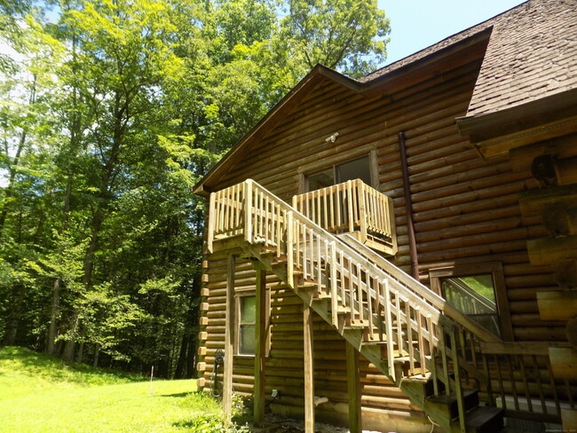 Primary Photo - 5 Acorn Ln