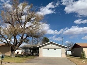 Building Photo - Beautiful 3 bedroom, 2 bath home with 2 c...