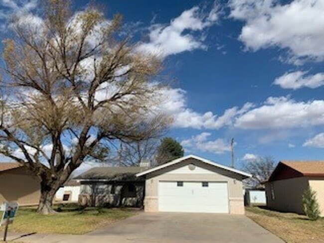 Beautiful 3 bedroom, 2 bath home with 2 c... - Beautiful  3 bedroom, 2 bath home with 2 c...