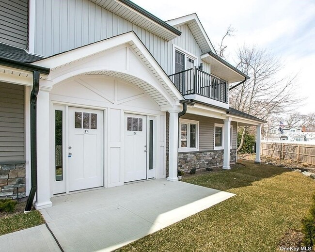Building Photo - 170 W Montauk Hwy