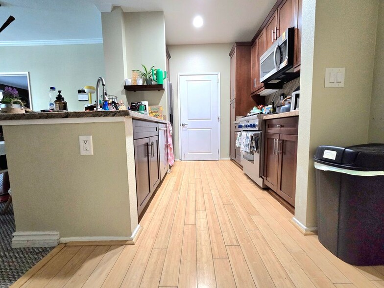 Building Photo - 2225 Scholarship