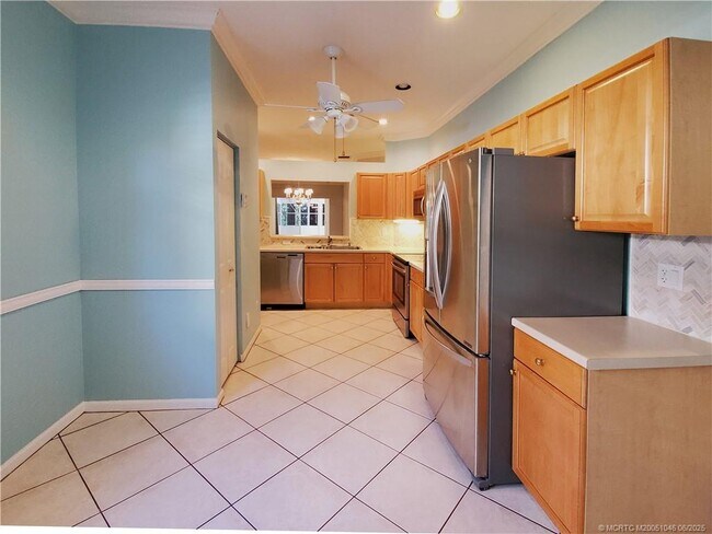 Building Photo - 1393 SW Greens Pointe Way