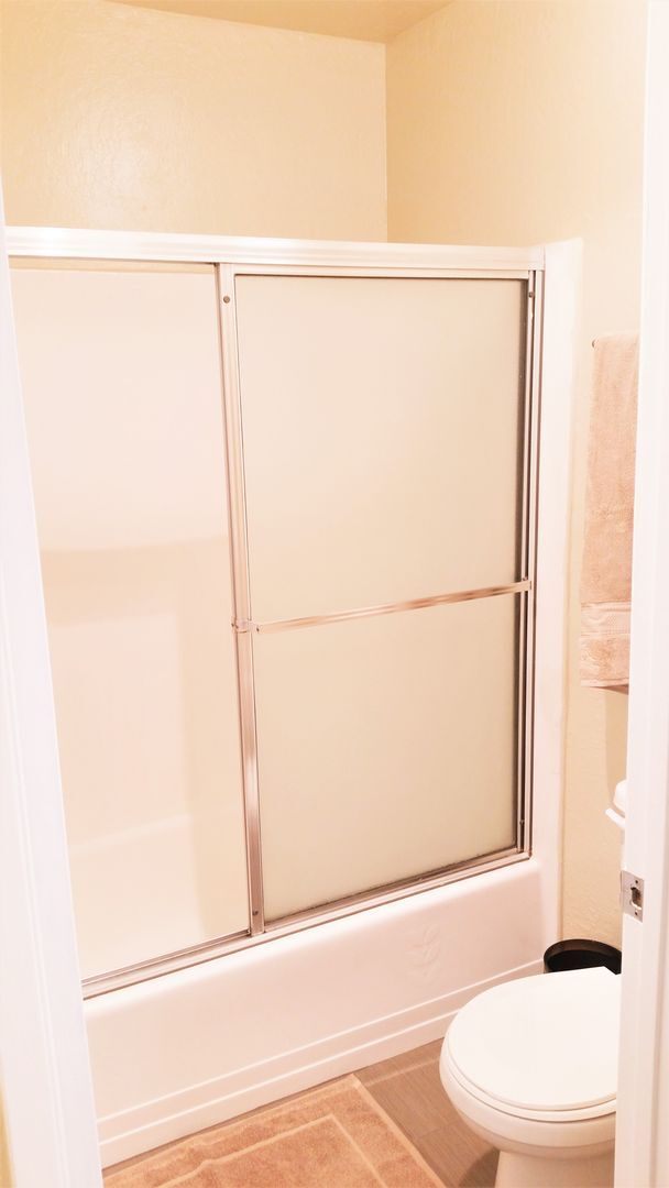 Building Photo - Charming Fully Furnished 2 Bed, 2 Bath Con...