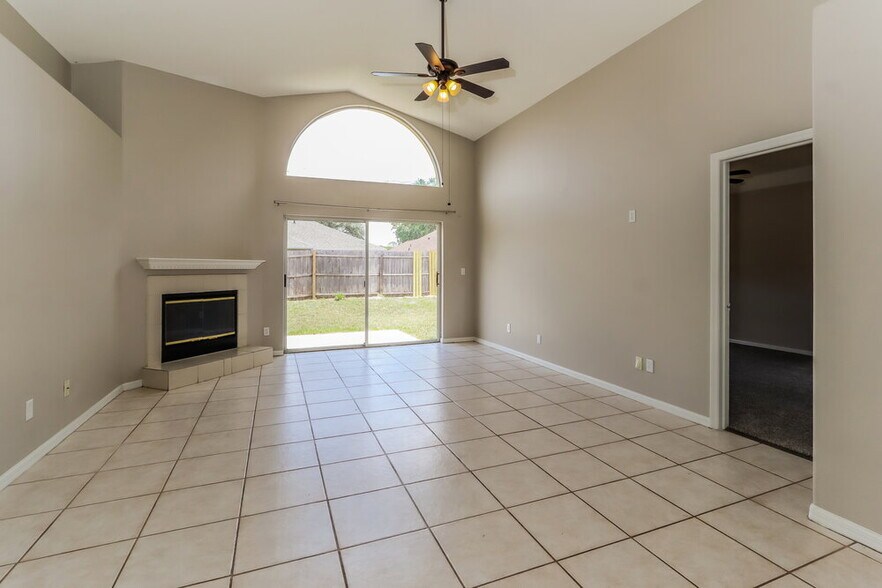 Building Photo - 1324 Crimson Clover Ln