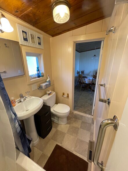 bathroom - 38B Warren Ave