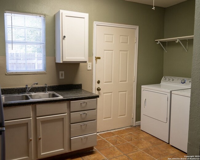 Building Photo - Super Cute 2Bed/1Bath Home for Lease! Available NOW!