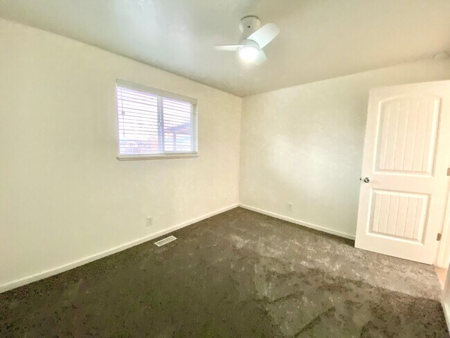 Building Photo - 4 Bedroom 2 Bath Home Boise North End