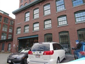 Building Photo - 200 Market St