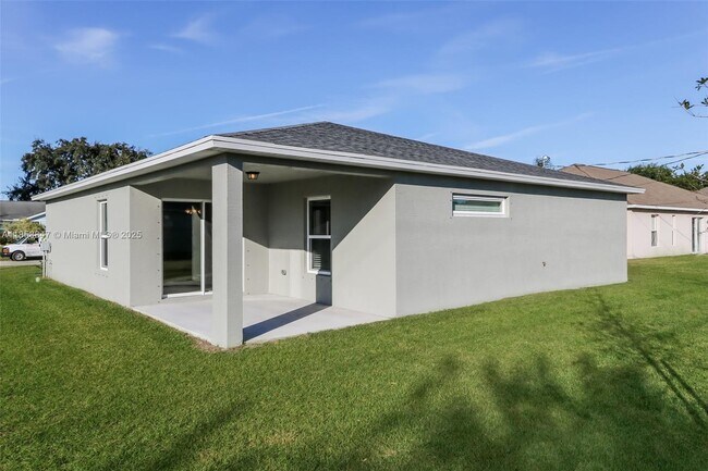 Building Photo - 652 SW Jacoby Ave