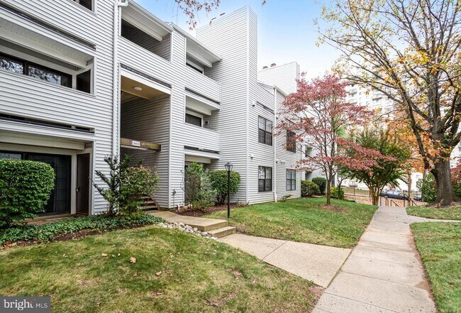 Building Photo - 1603 Carriage House Terrace