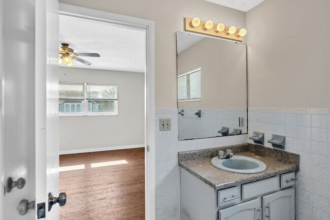 Building Photo - 208 Hopkins St