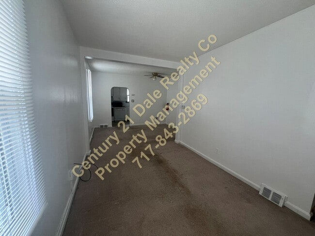 Building Photo - 2 Bedroom 1 Bath apartment with off street...