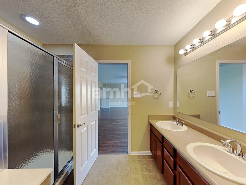 Building Photo - 7927 Newhall Way