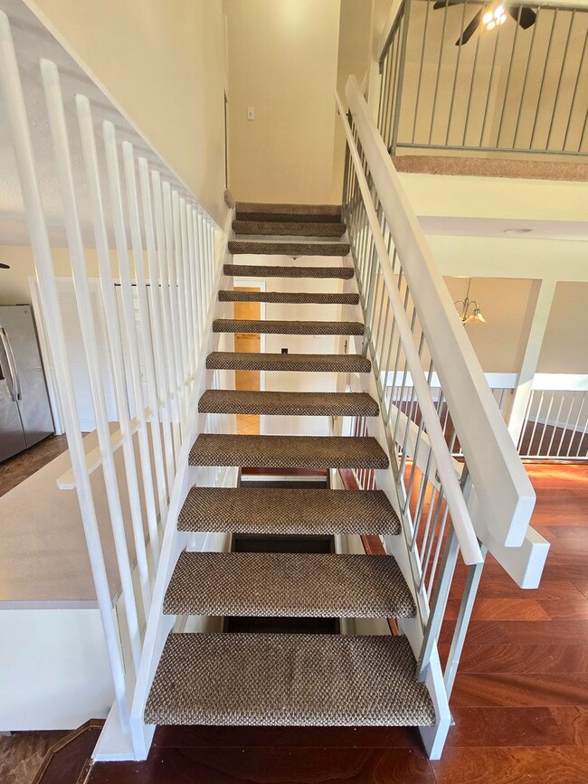 Building Photo - Spacious, freshly painted end-unit townhou...