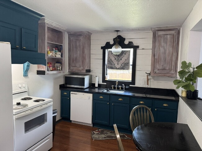 Building Photo - Charming 3 bedroom 2 bath!