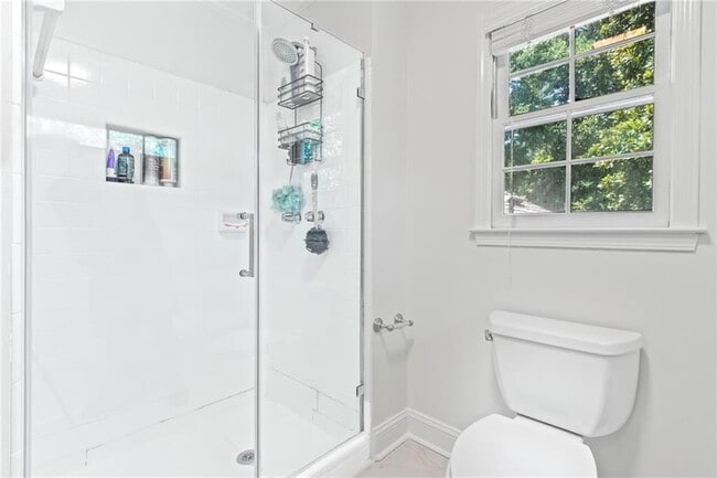 Building Photo - 3201 Lakeridge Dr SE