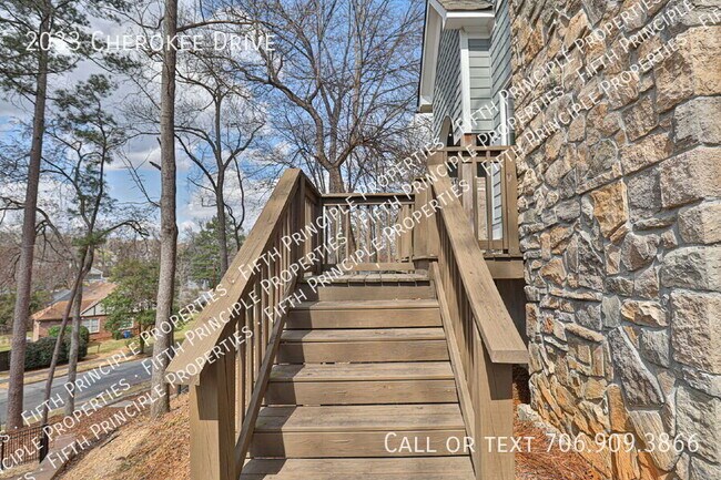 Building Photo - 2033 Cherokee Dr