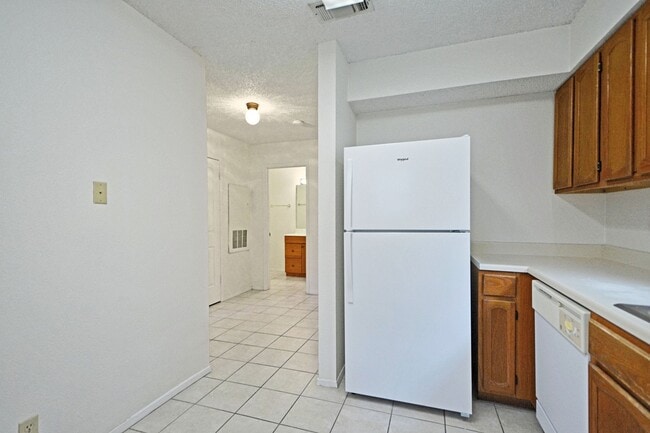 Building Photo - 663 Floral Ave