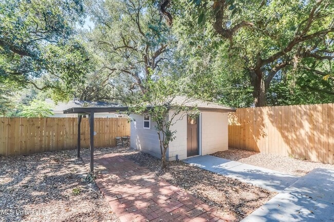 Building Photo - 175 St Charles Ave