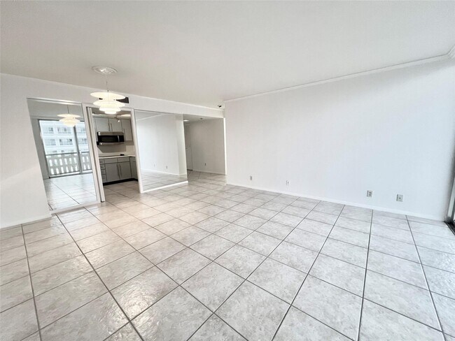 Building Photo - 2016 Main St