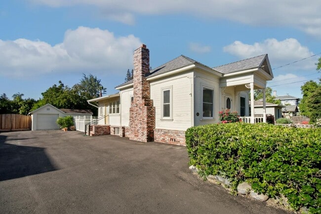 Building Photo - Pendegast House-ADU