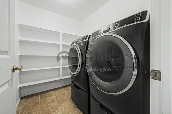 Building Photo - 2232 E Spruce Dr