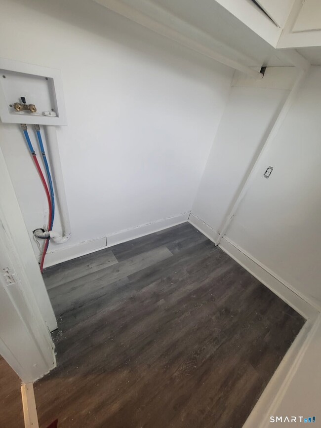 Building Photo - 117 Tudor St