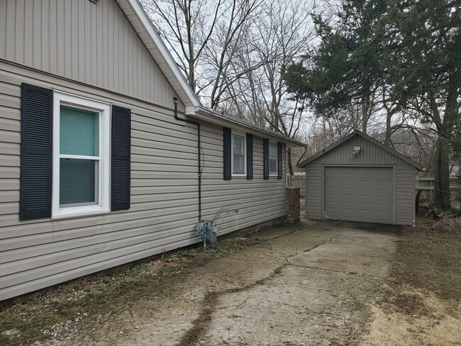 Building Photo - Very nice and recently remodeled 2BR rancher with 1 car garage