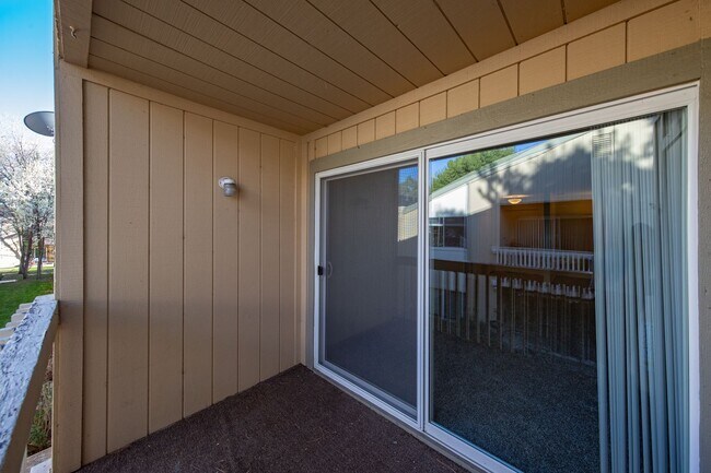 Building Photo - 2bed, 2bath condo with W/D, Balsony and river access