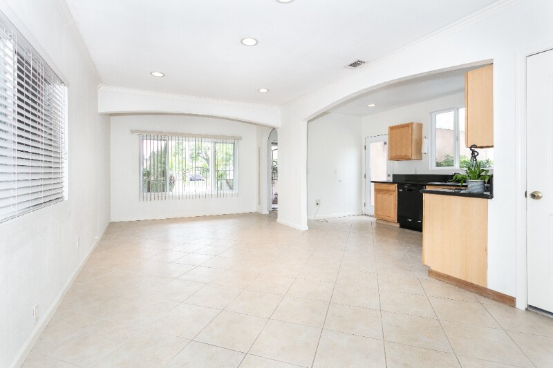 Building Photo - 326 N Naomi St