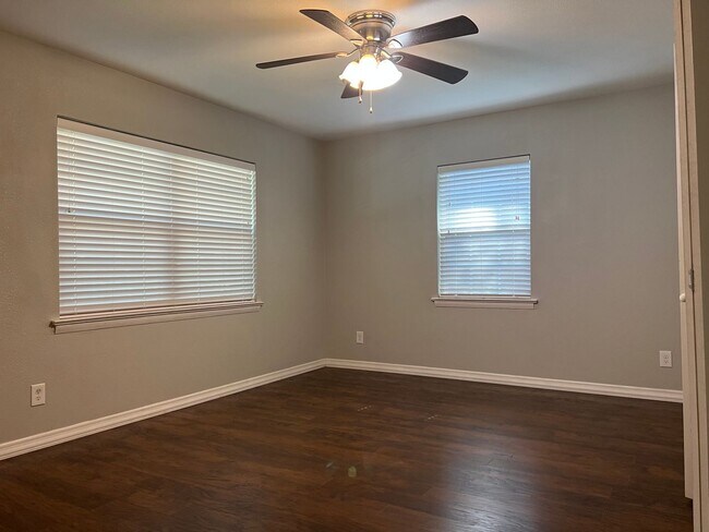 Building Photo - 1518 S Taylor St