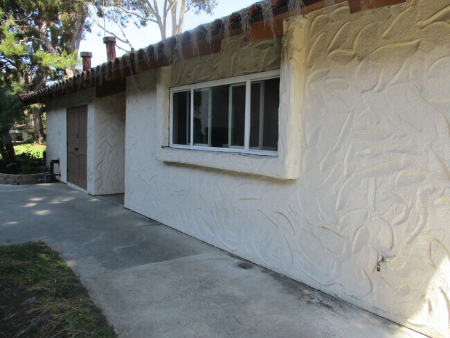 Building Photo - Desirable Mission Plaza Updated 1 Bedroom ...