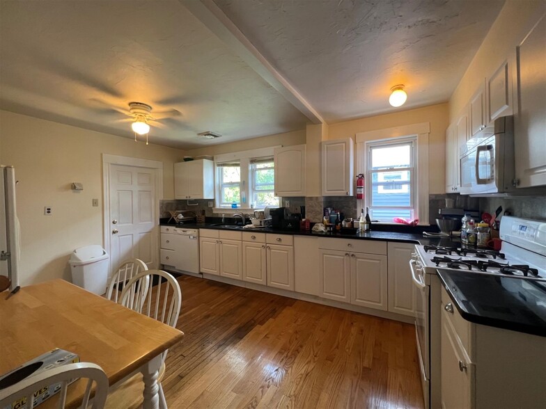 Primary Photo - 119 Albion St