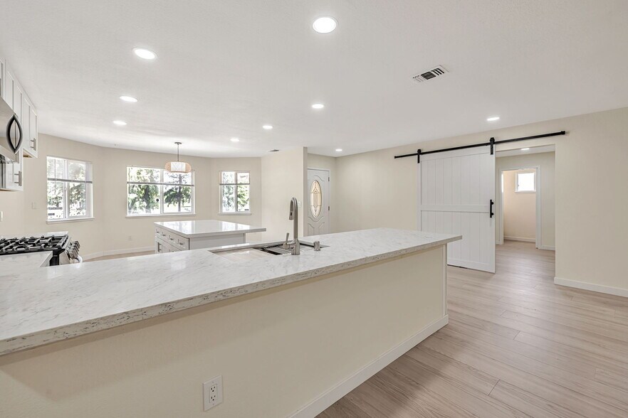 Building Photo - 6941 Golf View Dr
