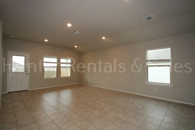 Building Photo - Modern Style Three Bedroom Home