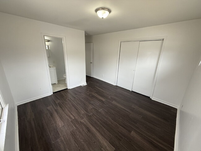 Building Photo - **READY NOW** 4 Bedroom/2 Bath Home In KCMO