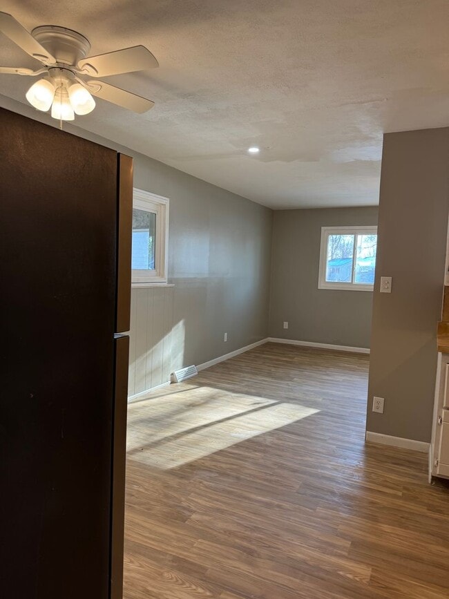 Building Photo - 4br 2bth large sun room and big fenced in backyard