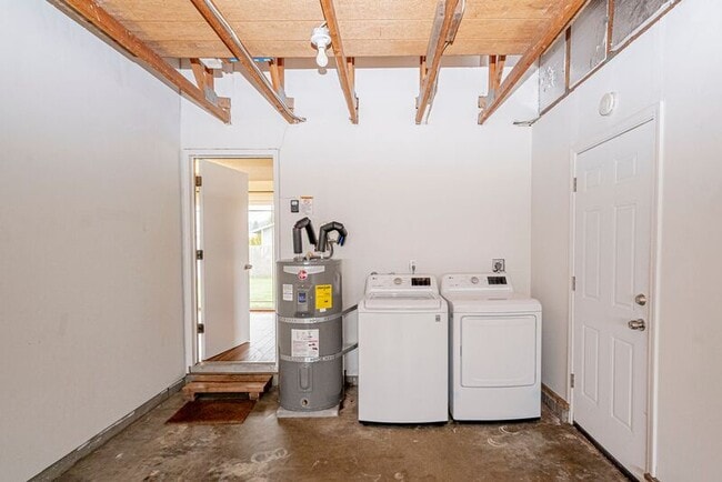 Building Photo - 7415 SE Center St