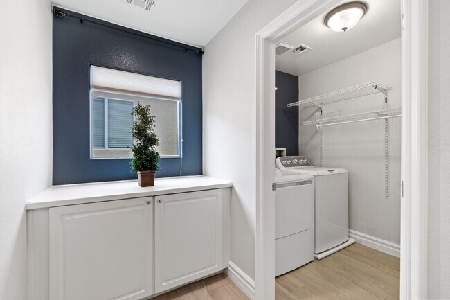 Building Photo - Southwest 3 bedrooms 2.5 bathrooms